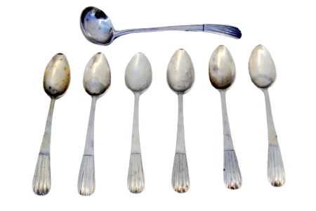 Conjunto de seis colheres de café e pá de açúcar em prata com relevos nos cabos.